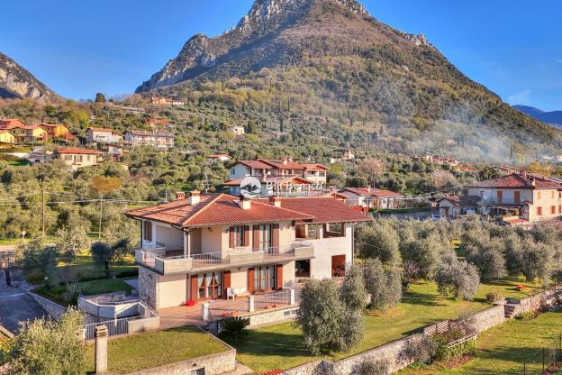 Detached villa with panoramic view in Gaino